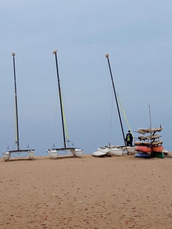 " Le Nid Douillet ", Un Fabuleux Studio, Calme, Cosy Et Bien Climatise Au Centre De Saly Kültér fotó